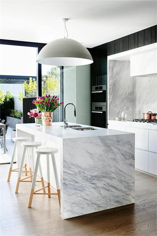 moderna-kuhinja-design-precej-marmor-tulipani-visoki stoli-štedilnik