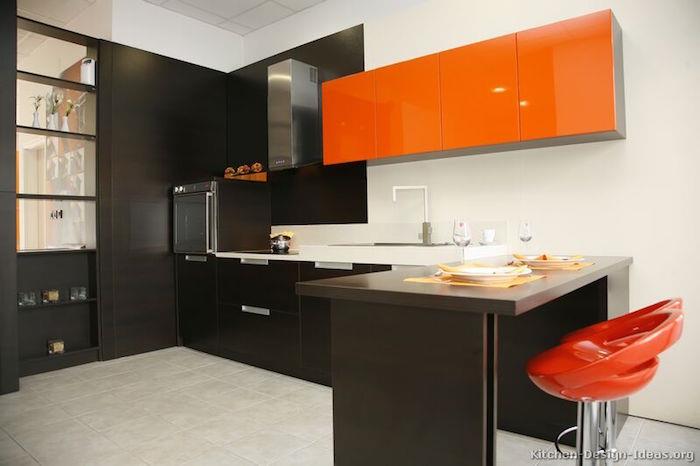 moderni virtuvė su rudos ir oranžinės spalvos baldais