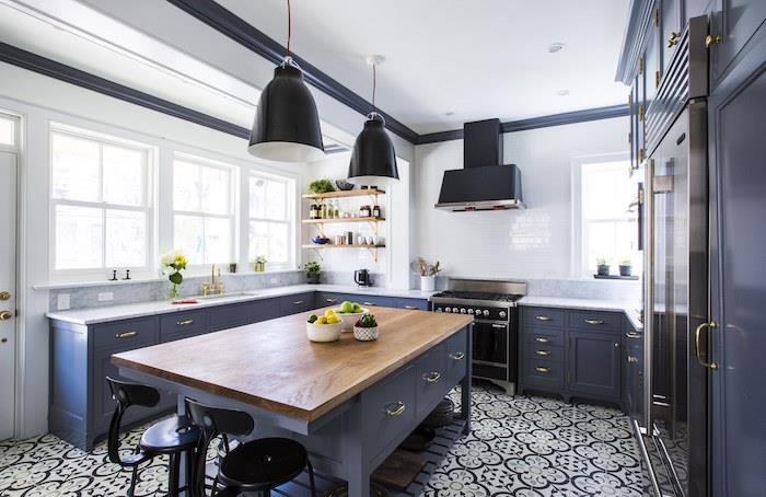 funkcionaliai sumontuota virtuvė iš anglies pilkos spalvos su mozaikinėmis plytelėmis išklotomis grindimis