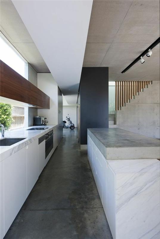modernus-virtuvė-betoninės grindys-dekoratyviniai-balti baldai-marmuras-purslų-centrinė-sala