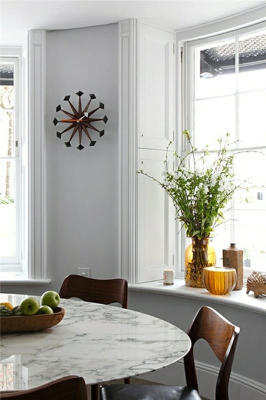 moderna-kuhinja-marmorna miza-bela-siva-stena-stena-dekoracija-leseni-stol