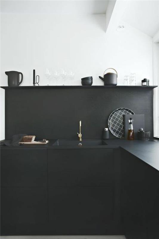 dekoratif unsurlar ile siyah mutfak ve beyaz duvarlar