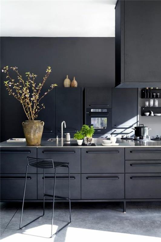 siyah mutfak pişmiş toprak renkli vazo ile komple siyah mobilya