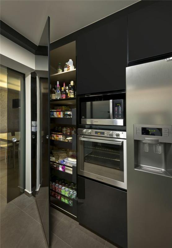 metal dekoratif elemanlar ile siyah mutfak büyük buzdolabı