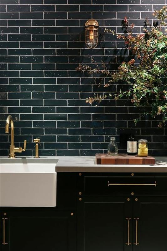 cilalı siyah tuğlalarla kaplı duvarlı siyah mutfak dekoru beyaz lavabo lavabo sarı metal lavabo altın efekti