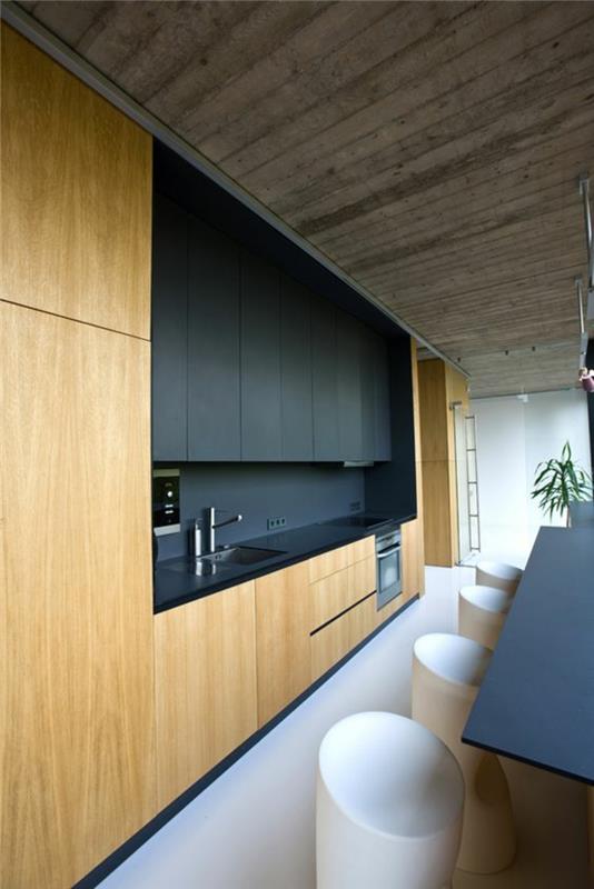 taupe renkli tavan ve iki tonlu siyah mobilyalar ve hafif ahşap imitasyon PVC malzeme ile ahşap ve siyah mutfak