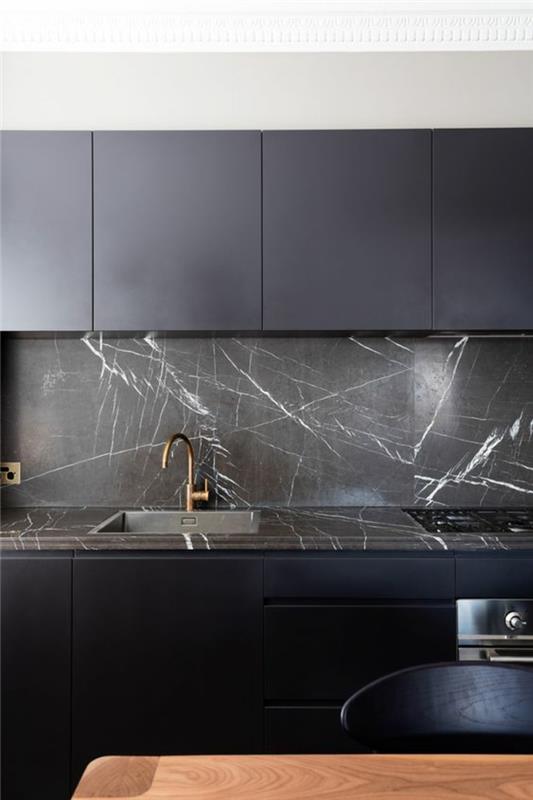 siyah mermer taklit malzeme lavabonun üzerinde duvar ile siyah ve ahşap mutfak