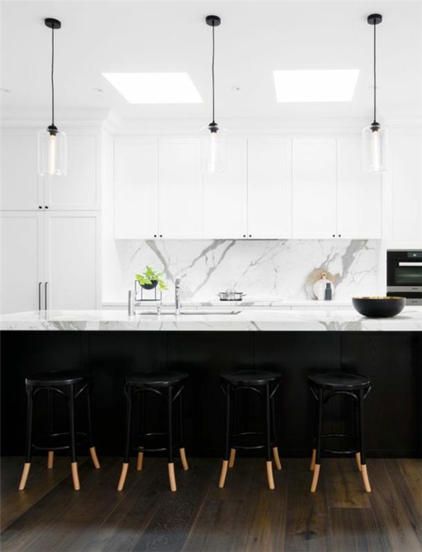 şeffaf cam kolye ışıkları ile siyah ve ahşap mutfak bar tabureleri beyaz mutfak tezgahı
