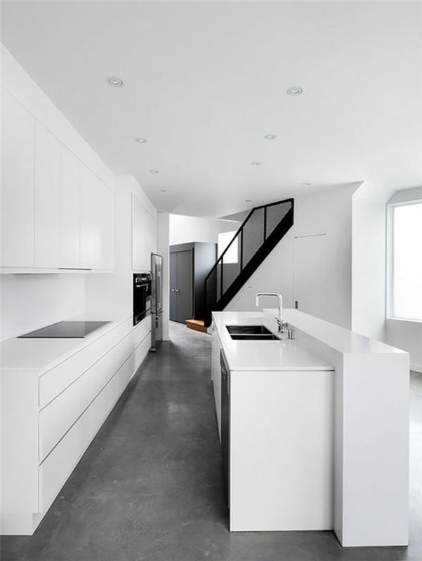yaygın siyah merdiven olarak beyaz renk ile siyah mutfak