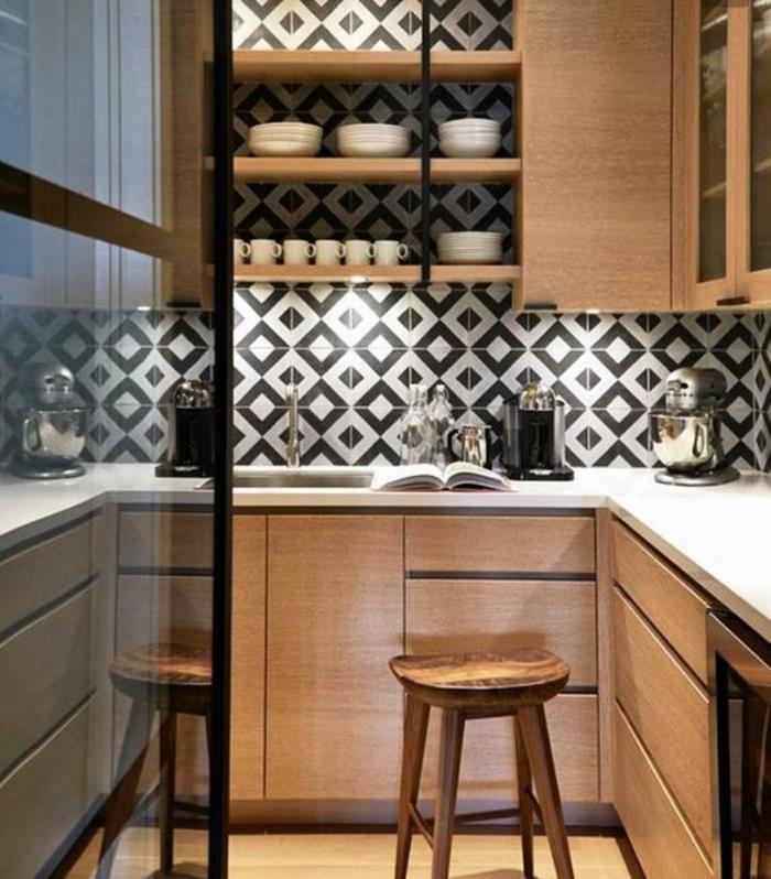 geometrik desenler ile siyah beyaz kiremitli duvarlar ile siyah mutfak