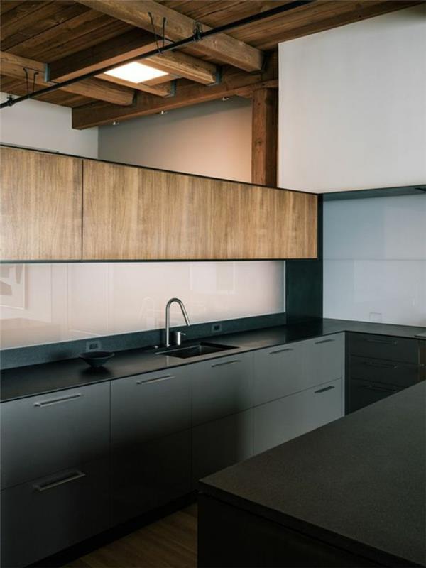 mobilyalarda hafif ahşap taklit alanları ve tavanda hafif ahşap kirişler bulunan siyah ve ahşap mutfak