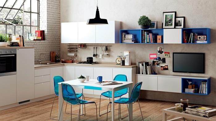 küçük beyaz mutfak, stüdyo için mini mutfak, mavi akrilik sandalyeler, beyaz masa, ahşap zemin, küp raf