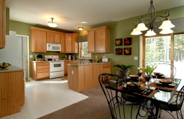 kuhinja-odprta-za-jedilnico-bele ploščice-in-zelene-stene