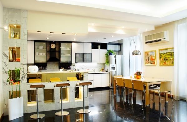 kuhinja-odprta-za-jedilnico-rumeni-barski stoli-velika talna svetilka