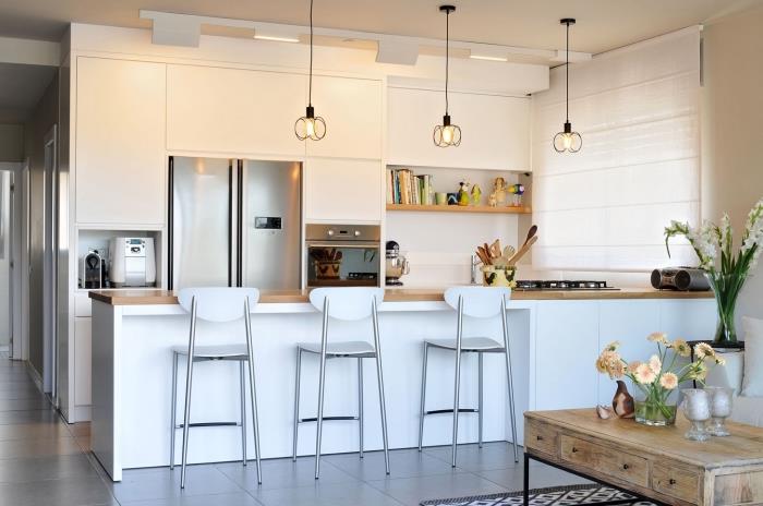 modern tarzda oturma odasına açılan küçük mutfak dekoru, beyaz ve siyah adalı örnek mutfak, beyaz fayans duvar kaplaması