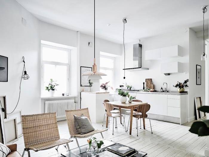 oturma odasına açık mutfak modeli, İskandinav ilhamı, hafif parke, beyaz mutfak cephesi, ahşap masa ve sandalyeler, orijinal sarkıt lambalar