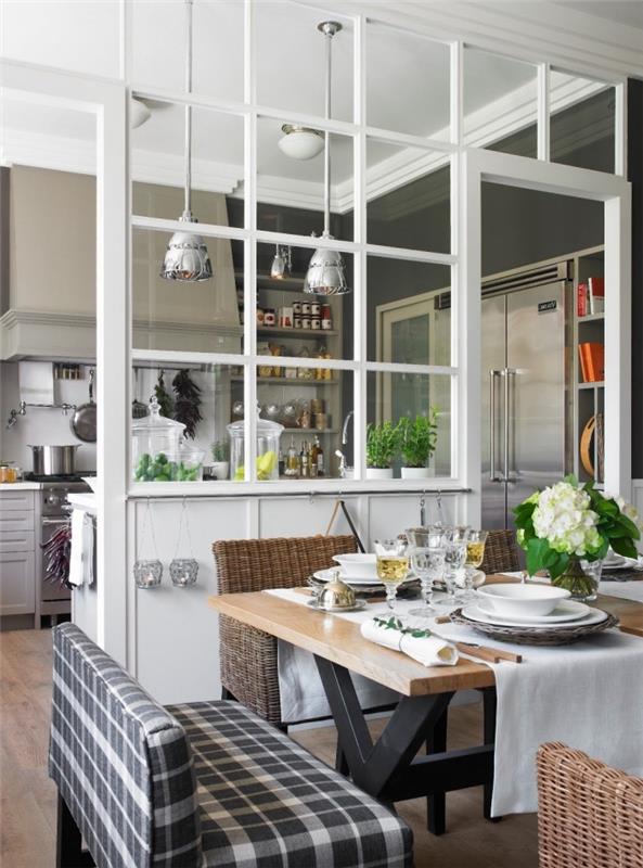cam bölme, beyaz boyalı ahşaptan bir kanopiyle ayrılmış mutfak ve yemek odası, yemek masası dekorasyonu