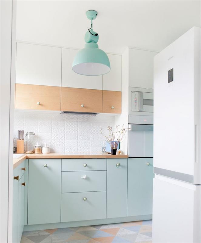 pigus virtuvės modelis su šviesiai pastelinės mėlynos spalvos pagrindine spintele ir baltomis bei medinėmis aukštomis spintelėmis, grindys su spalvotais trikampiais