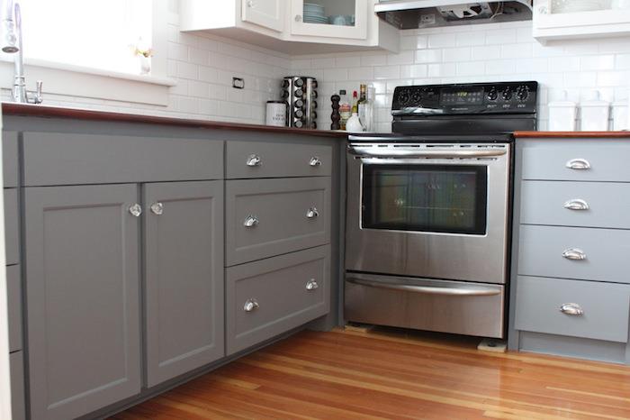 pilka moderni įrengta virtuvė, kokios spalvos madingi virtuvės baldai