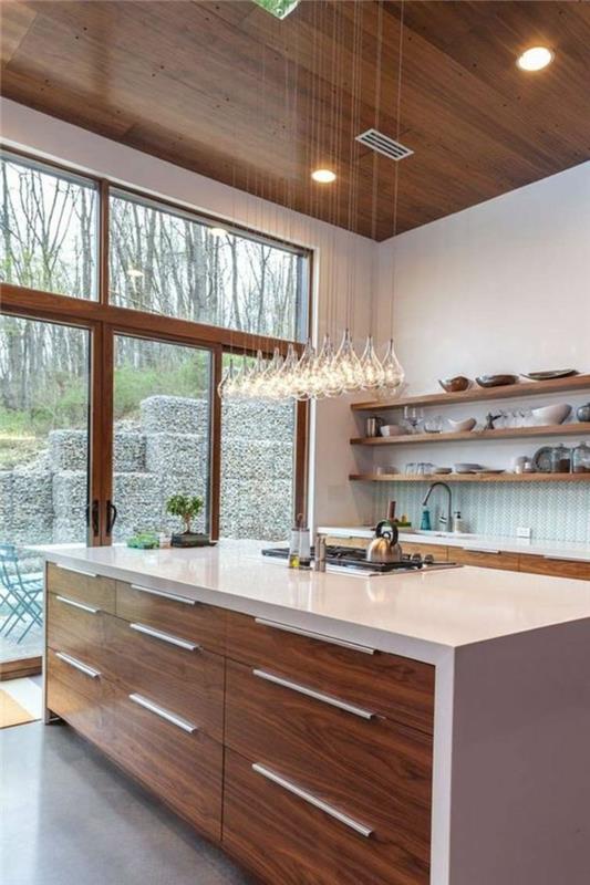 virtuvė-įrengta-su-centrine-sala-elegantiška-virtuvė-dizainas-mediena ir balta