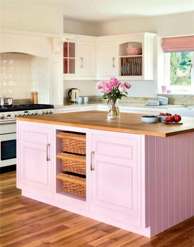 virtuvė-įrengta-su-centrine-sala-rožinė-virtuvė-sala-su-mediniu-skaitikliu