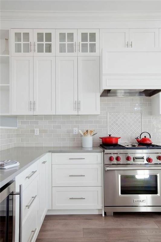 gümüş kulplu açılır kapaklı beyaz mobilya, ikea mutfak modeli, küçük ankastre mutfak, paslanmaz çelik ocaklar, kırmızı kulplu