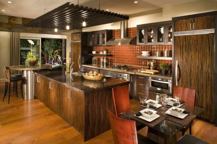 opremljena kuhinja, leseni barski stoli, LED osvetlitev, lesena kuhinja, leseni stoli, steklena miza