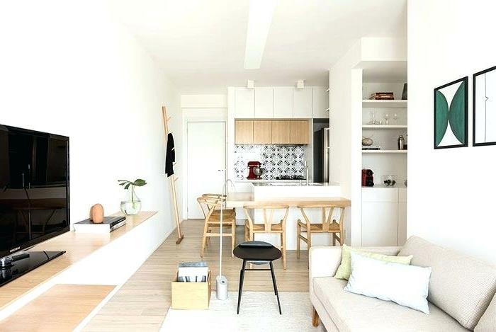 güzel beyaz daire, stüdyo için mini mutfak, ahşap sandalyeler, beyaz mutfak adası, eski kanepe