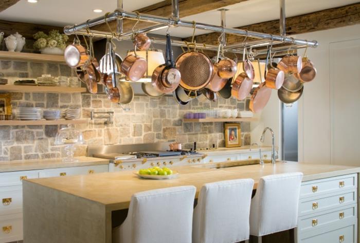 prenovite svojo kuhinjo, kovinsko visečo svetilko, posodo za sadje, opečne stene, leseno stensko polico, elegantno podeželsko opremo