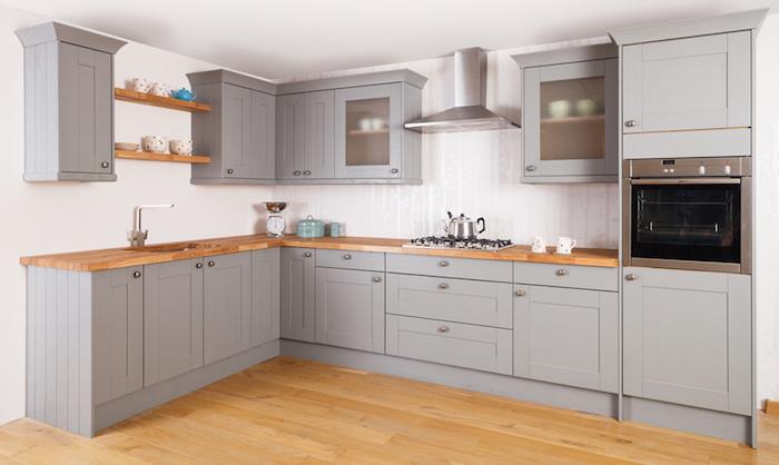 paprastas virtuvės modelis su šviesiai pilka spalva ir medžiu, įrengti virtuvę su parketo grindimis