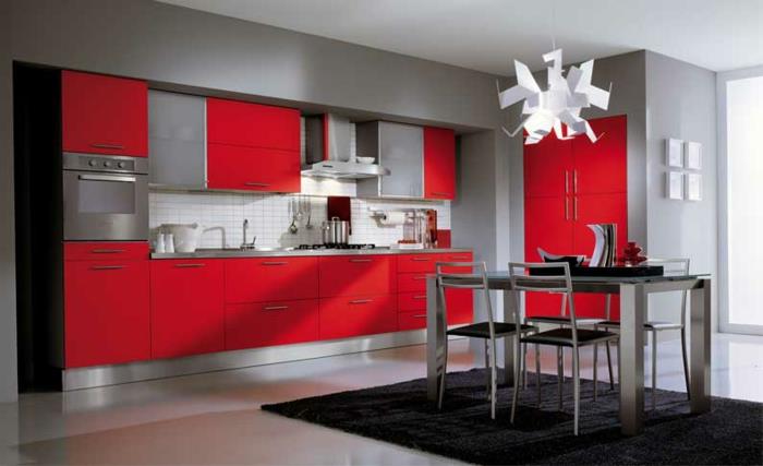 raudonai pilka-virtuvė-modernus-virtuvės baldai-juodas-kilimas-pilka-siena-raudona-baldai