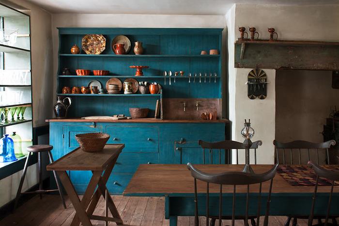 kaimiška kaimo stiliaus virtuvė, natūrali ir raminanti atmosfera su spintelėmis, nudažytomis povo mėlyna spalva