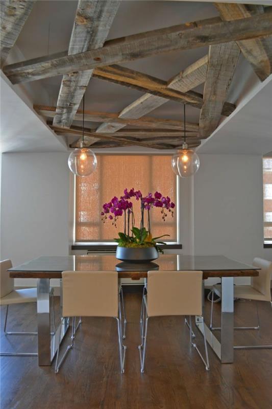 eleganten deželni dekor, bele stene, preobrazba lesene kuhinje, rožnato cvetje, lesena tla, strop z lesenimi tramovi