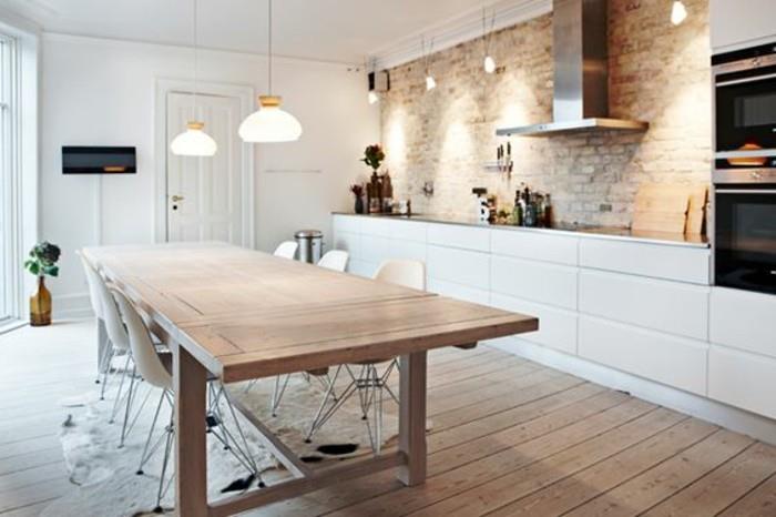 İskandinav-mutfak-beyaz-ahşap-mobilya-kırmızı-tuğla-duvar-hafif-ahşap-masa-sandalye