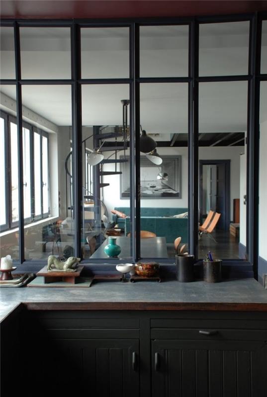 steklena kuhinja, vgradnja steklene ločnice v pol odprto kuhinjo s pohištvom iz temnega lesa