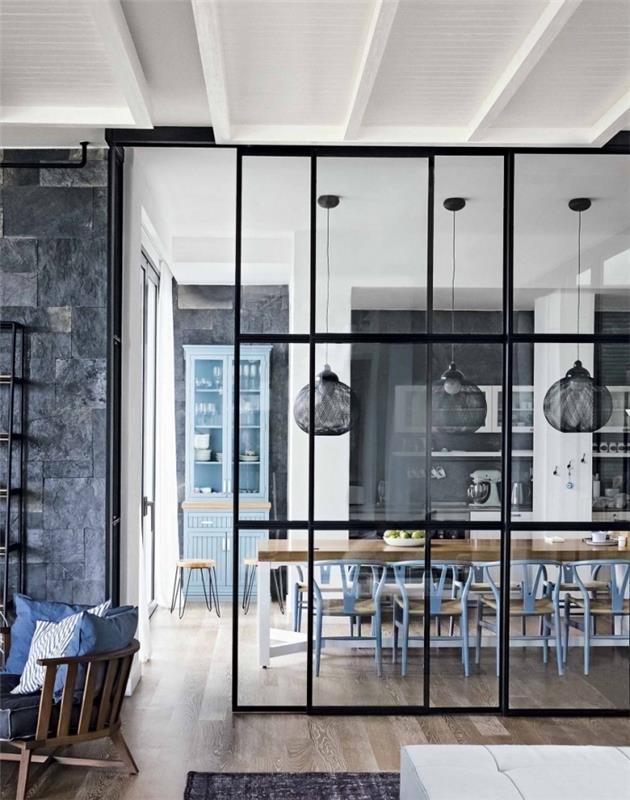cam çatılı mutfak, siyah beyaz duvarlı modern iç tasarım ve hafif ahşap parke