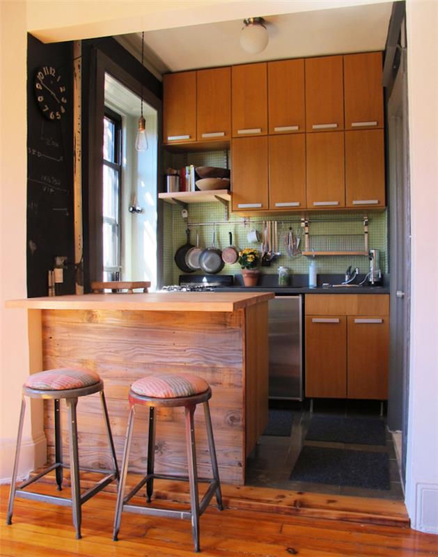 mažas atviros virtuvės dekoras su mažu mediniu baru