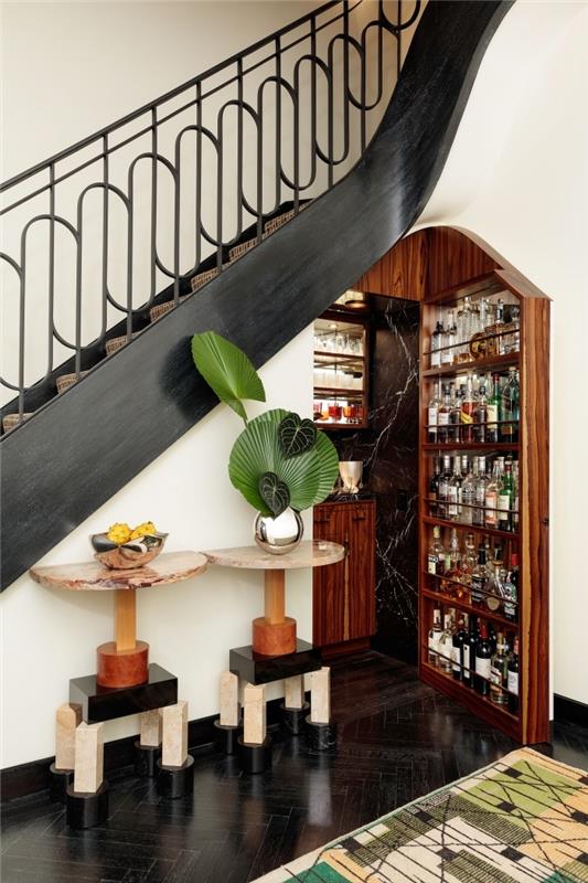 mutfak merdiven altı saklama ünitesi şarap şişesi tasarımı siyah merdiven demir zarif dekor