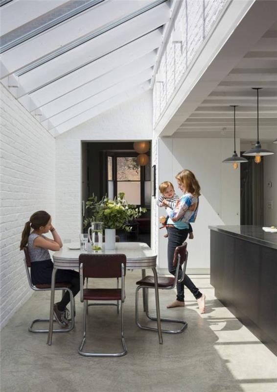 kuhinja-pod pobočjem-beli-voskani-beton-tla-steklo-strop-poceni-na-strehi