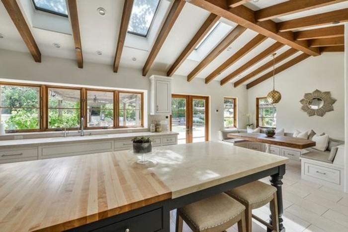 kuhinja-pod-pobočjem in-miza-iz-svetlega-lesa-steklene-strehe-notranjost-poceni-leseno-kuhinjsko pohištvo