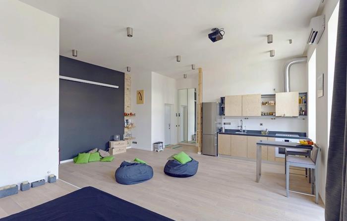 hafif ahşap stüdyo mutfak, mavi puflar, küçük alan mutfak, beyaz duvarlar ve tavan