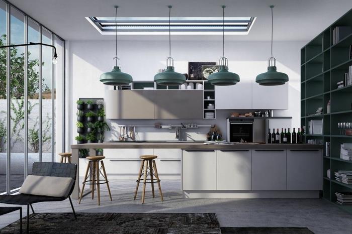 pilka ir balta virtuvė, keturi pakabinami žibintai, stoglangis, mėlyna lentyna, modernus pilkas kilimas, langas nuo grindų iki lubų