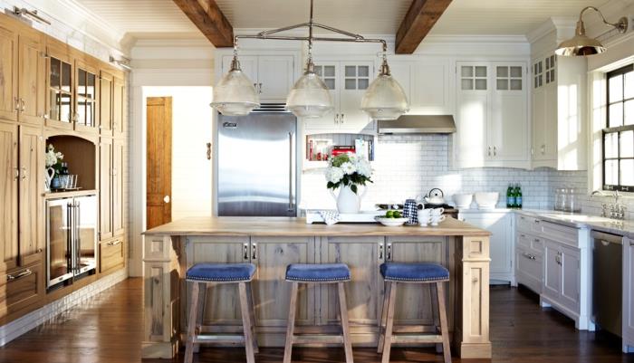 bistro stiliaus virtuvė, medinės ir mėlynos kėdės, balti baldai, atviros sijos, šviesi virtuvės nuotrauka