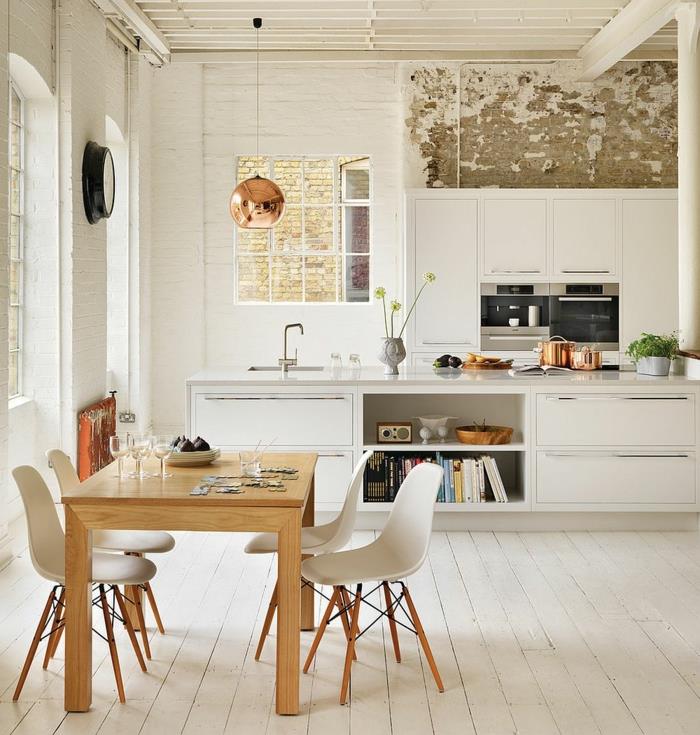 Skandinaviška virtuvė, balintas virtuvės parketas, šviesaus medžio stalas, skandinaviškos kėdės, varinė pakabinama lempa, balta sala