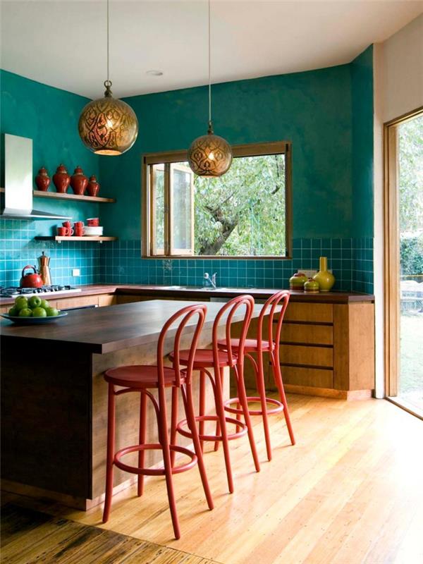 eklektiška virtuvė, kurią įkvepia anties spalva ant sienų ir sienos atspalvių dekoras