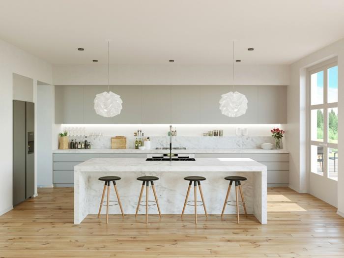 Skandinaviško stiliaus virtuvė, balta sala su juoda kriaukle, balti pakabinami žibintai, baltas virtuvės apšvietimas