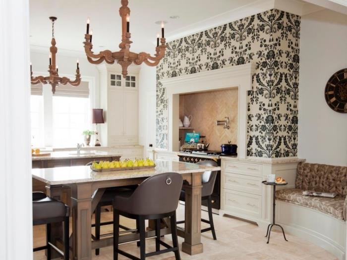 barok tasarımlı duvar kağıdı, klasik tarzdaki mutfak ile uyum içindeyken sobanın üzerindeki alanı güzel bir şekilde tanımlar.