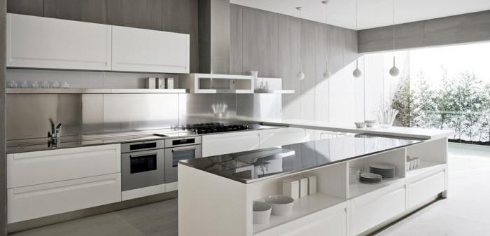 baltos-virtuvės-su-balta-spalva-purslų-pilkos-sienos-balti-virtuvės baldai