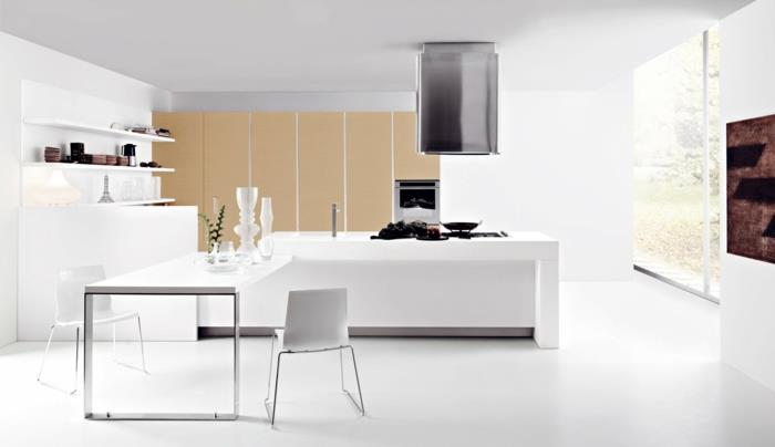 baltos virtuvės-su-centrine-virtuve-sala-balta-purslų-spalva-balta ir smėlio spalvos baldai-baltos lubos