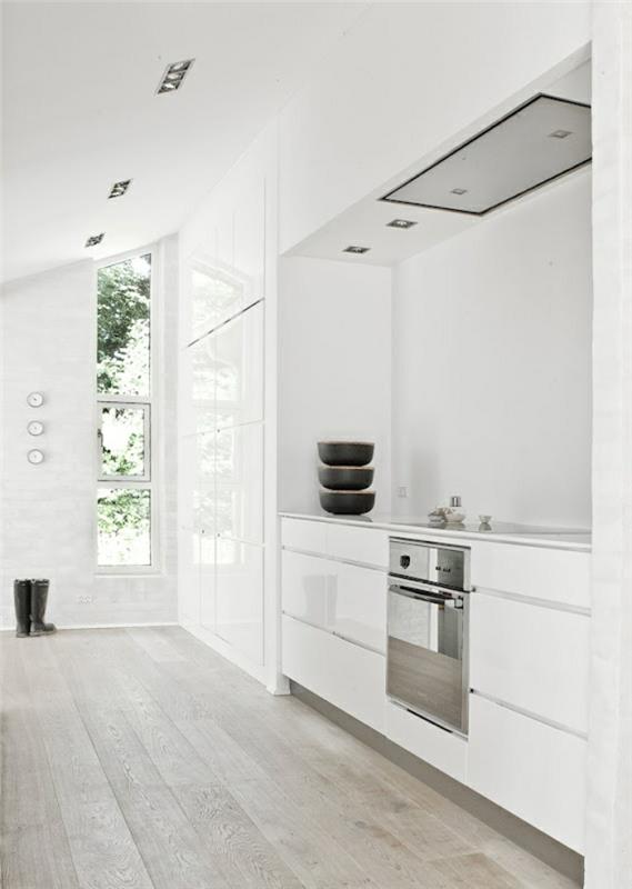 baltos virtuvės-smėlio spalvos parketas-prabangoje-balta-virtuvė-su baltais baldais